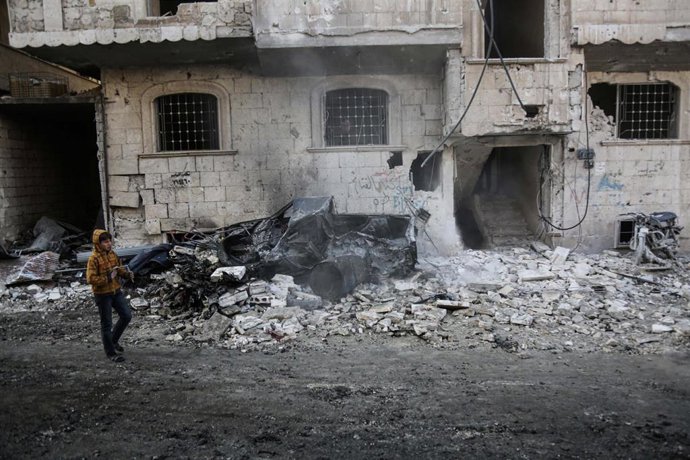 Un niño camina frente a un edifico bombardeado en la provincia de Idlib, en el noroeste de Siria