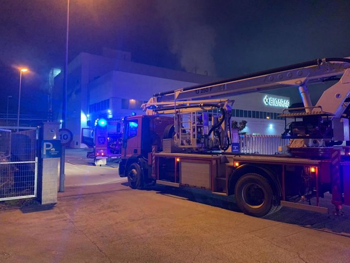 Los bomberos de la Diputación de Huesca intervienen esta noche en un fuego declarado en una empresa de Altorricón.