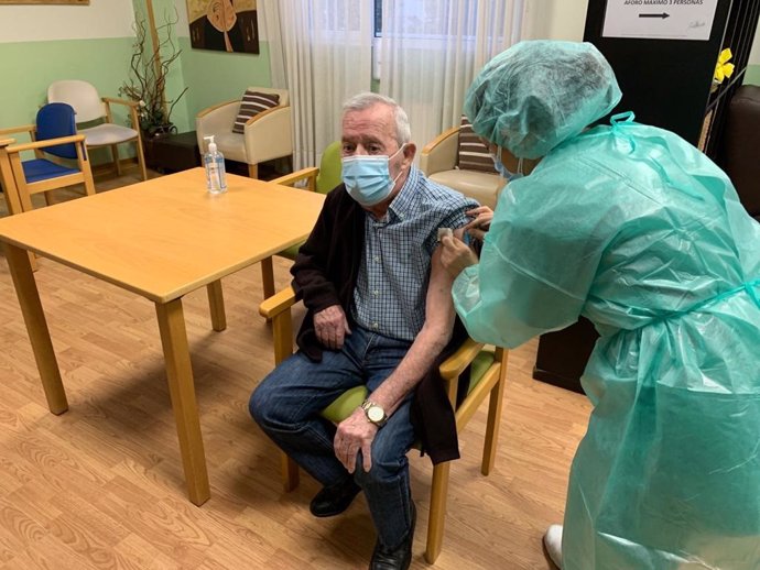 Juan Molina, primer vacunado contra la Covid en el área sanitaria de A Coruña y Cee, recibe la segunda dosis