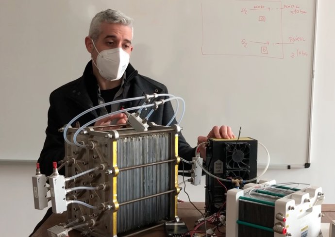 Jordi Renau, investigador del Grupo TecEner de la CEU UCH, mostrando la pila de combustible PEM desarrollada para utilizar el hidrógeno verde como fuente de energía.