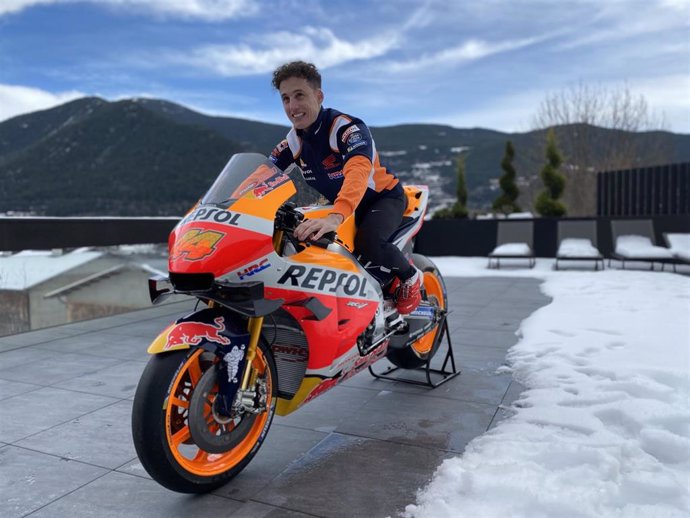 El piloto de MotoGP Pol Espargaró con su nueva RC213V del Repsol Honda Team, con el que correrá en 2021 en el Mundial MotoGP, en el patio de su casa
