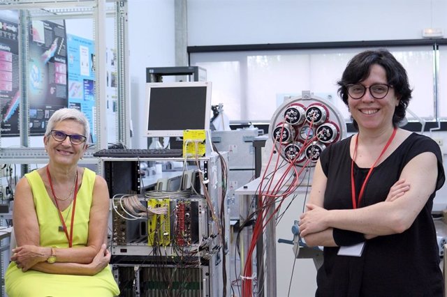 Berta Rubio (izquierda) y Anabel Morales, en el laboratorio del grupo de Espectroscopía Gamma y de Neutrones del Instituto de Física Corpuscular (IFIC).
