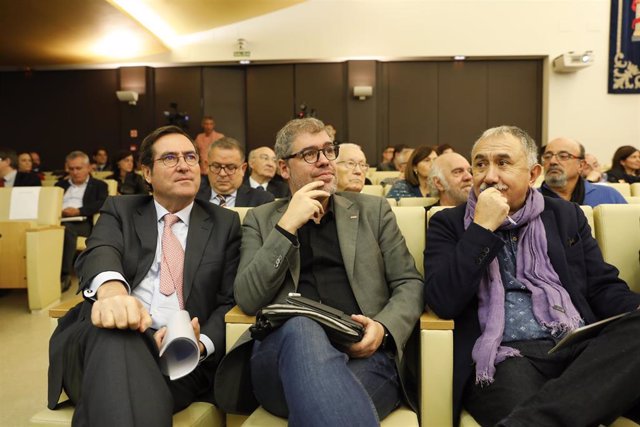 El presidente de la CEOE, Antonio Garamendi; el secretario general de CCOO, Unai Sordo; y el secretario general de UGT, Pepe Álvarez, en una imagen de archivo 