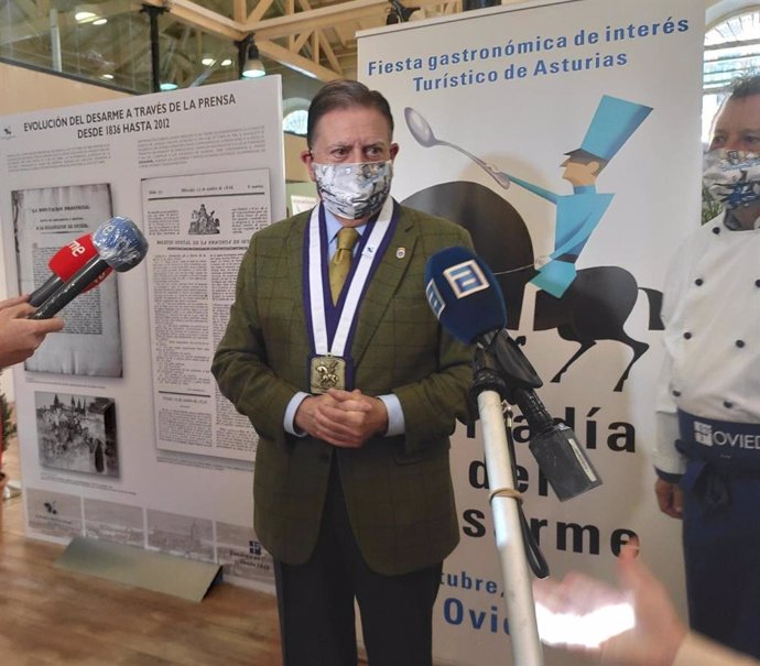 El alcalde de Oviedo, Alfredo Canteli, atiende a los medios.
