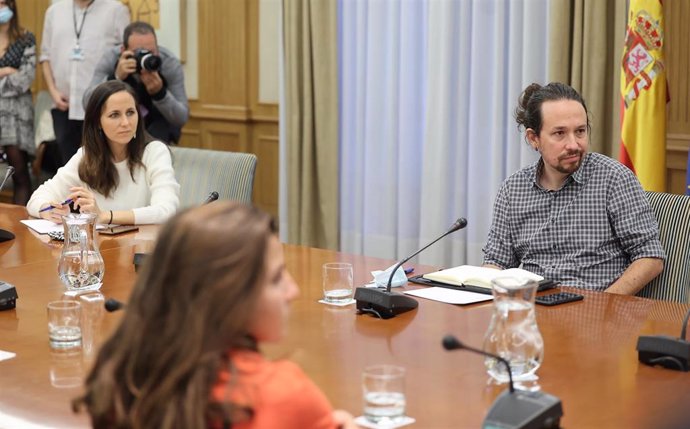 El vicepresidente segundo del Gobierno, Pablo Iglesias, y la secretaria de Estado para la Agenda 2030 y secretaria de Coordinación Ejecutiva de Podemos, Ione Belarra, durante su reunión con el sindicato de inquilinos.