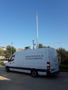 Imagen de un laboratorio móvil de vigilancia ambiental con captación de información acerca de la calidad del aire en la Región de Murcia.