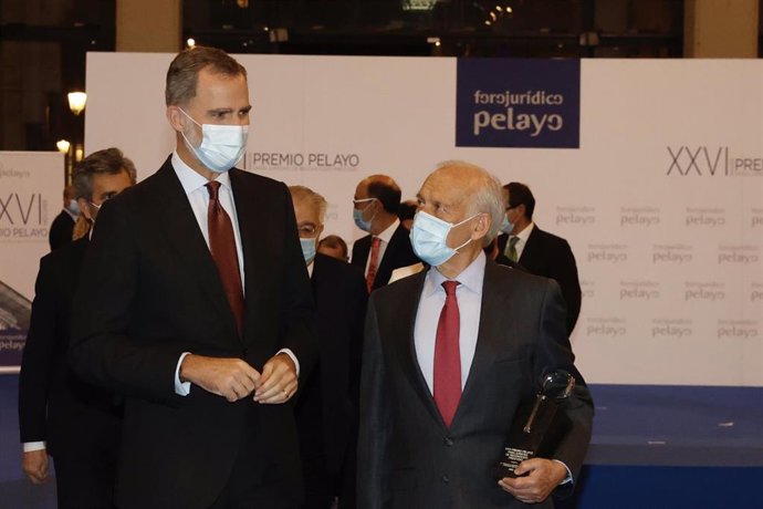 El Rey Felipe VI durante el acto de entrega de la XXVI edición del Premio Pelayo para juristas de reconocido prestigio, en el Palacio de Cibeles, Madrid, (España), a 19 de noviembre de 2020. En esta ocasión el galardón ha recaído en Tomás de la Quadra-S