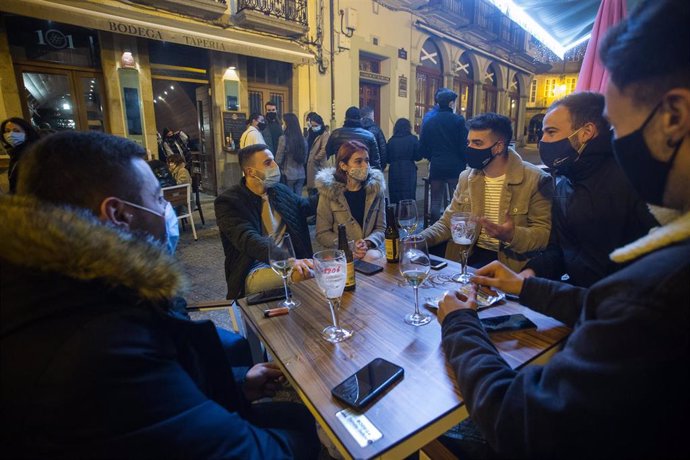 Ciudadanos en la terraza de un bar de Lugo a 12 de diciembre de 2020. La ciudad de Lugo, junto a Pontevedra, ha optado por relajar las restricciones en la hostelería impuestas por la pandemia de coronavirus aunque aún no se ha reabierto la movilidad.
