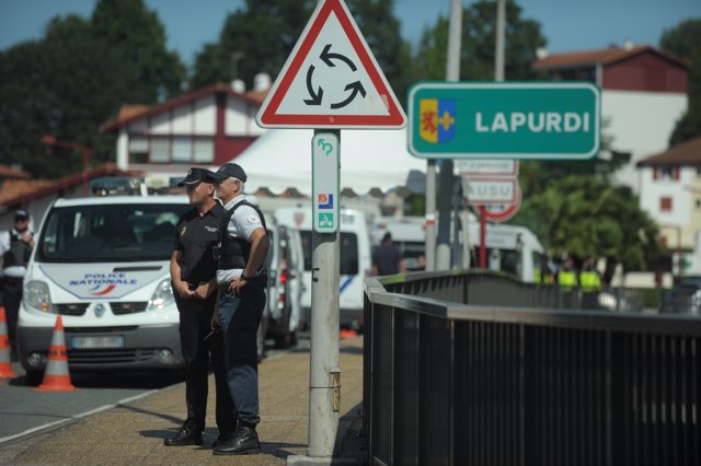 Agentes de la Policía de Francia, en el punto de control de seguridad en el Puente de Behobia, en la frontera del País Vaco y Francia, con motivo la cumbre del G7 en Biarritz.