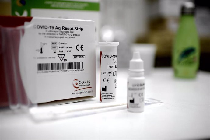 Caja de un test de antígeno para Covid-19 colocada en una farmacia, en Madrid (España).