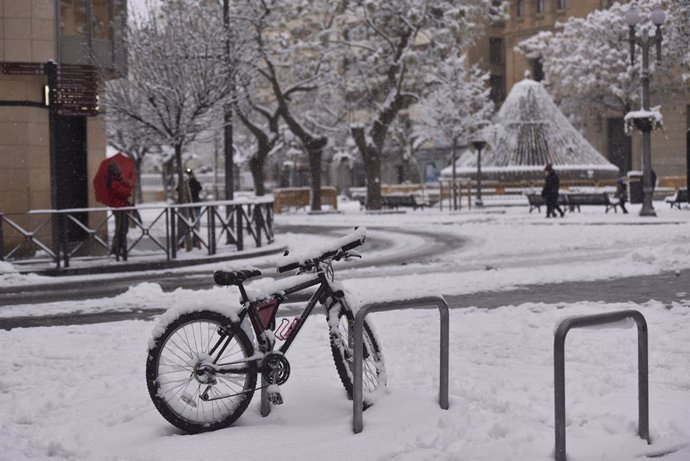 Una bicicleta en la ciudad tras el paso de la borrasca Filomena, en Huesca, Aragón (España), a 9 de enero de 2021. Las predicciones realizadas por la Agencia Estatal de Meteorología (AEMET) prevén precipitaciones generalizadas de nieve en la provincia d