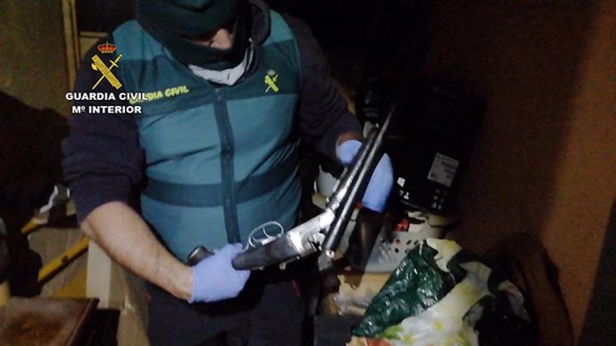 Un agente de la Guardia Civil con un arma de fuego de un grupo criminal que operaba en el sur de Tenerife
