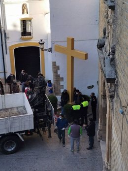 Vecinos y la Policía Local ante la Cruz del Llanito de las Descalzas en Aguilar de la Frontera, pendiente de derribo.