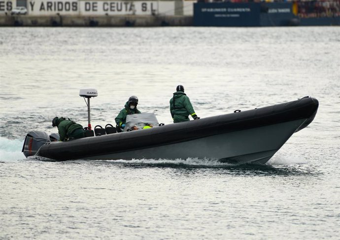 Embarcación del Servicio Marítimo de la Guardia Civil en aguas de Ceuta, en imagen de archivo