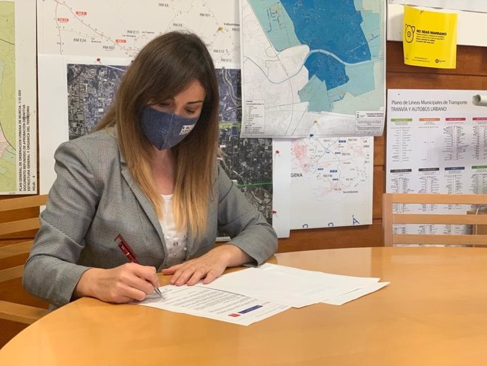La concejala de Movilidad Sostenible y Juventud del Ayuntamiento de Murcia, Rebeca Pérez, firma el acuerdo de integración en EUROVELO 8