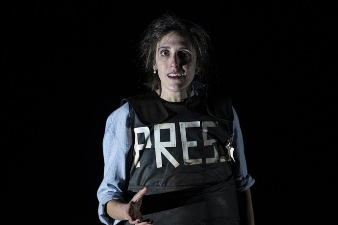 Escena de 'Testimoni de guerra' de Pau Carrió, con Laura Aubert y Pol López