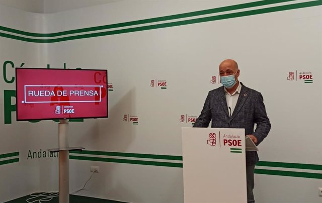 El secretario general del PSOE de Córdoba, Antonio Ruiz, en la sede de su partido.