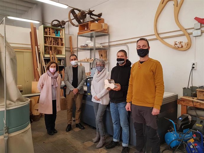 Visita a la Easdib del director general de Formación Profesional y Estudios Artísticos Superiores, Antoni Baos, que ha visto la nueva máquina fresadora.