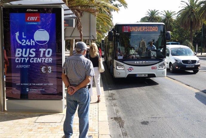 Nuevas marquesinas digitales en Málaga. EMT, autobús                       