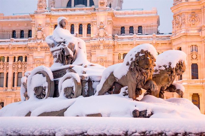 Fuente de Cibeles durante la gran nevada provocada por la borrasca Filomena,  en Madrid (España).