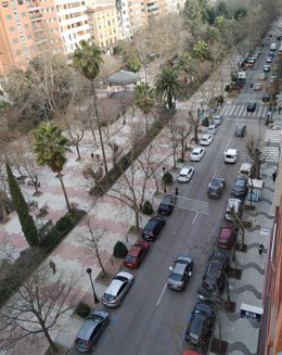 Caravana de protesta en coche de empresarios cacereños a su paso por la avenida de España
