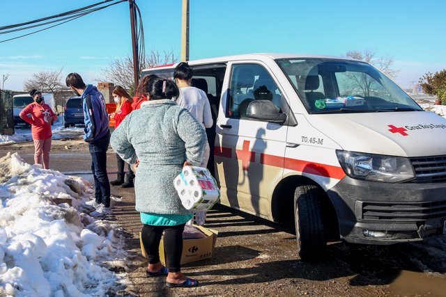 Una vecina de la Cañada con papel higiénico tras recibir una furgoneta de Cruz Roja con alimentos y productos de primera necesidad, en la Cañada Real Galiana