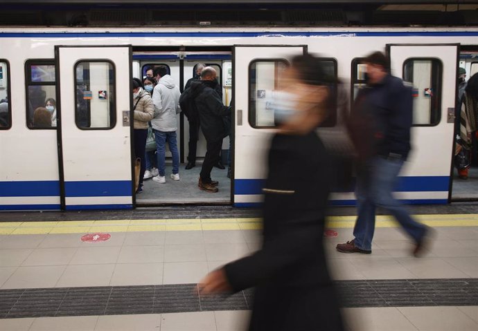Viajeros en la estación de metro de Sol, en Madrid (España), a 18 de enero de 2021.Todas las comunicaciones en Madrid han tornado poco a poco a la normalidad diez días después de la gran nevada provocada por el temporal Filomena, que causó la interrup