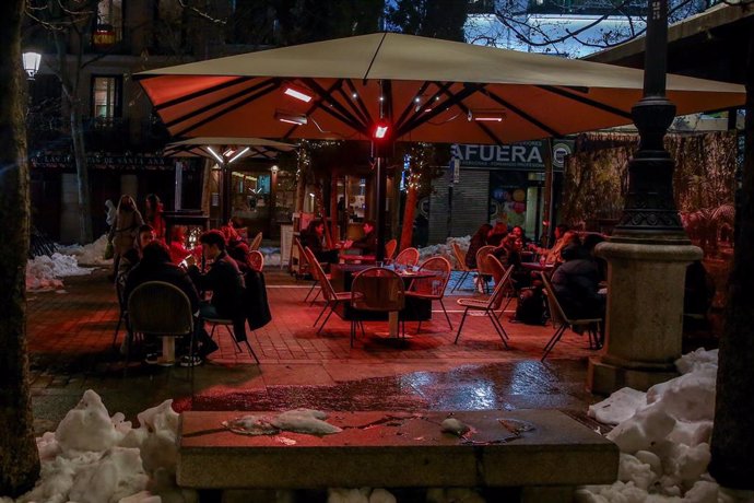 La terraza de un restaurante el día en el que se adelanta el cierre de hostelería a las 22.00h, en Madrid (España), a 18 de enero de 2021.