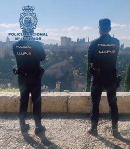 Nota De Prensa: "La Policía Nacional Detiene En Granada A Dos Varones Que Presuntamente Habrían Cometido Separadamente Dos Atracos Intimidando Y Agrediendo A Sus Víctimas"