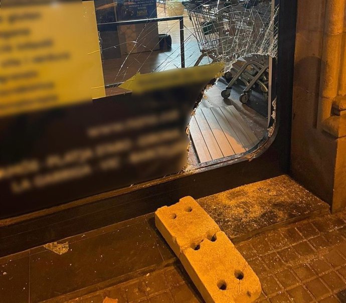 Los Mossos han detenido la madrugada de este martes a un hombre por presuntamente intentar robar en un establecimiento de la calle Urgell de Barcelona, según han explicado fuentes policiales a Europa Press.  Los hechos ocurrieron en torno las 1.45 horas