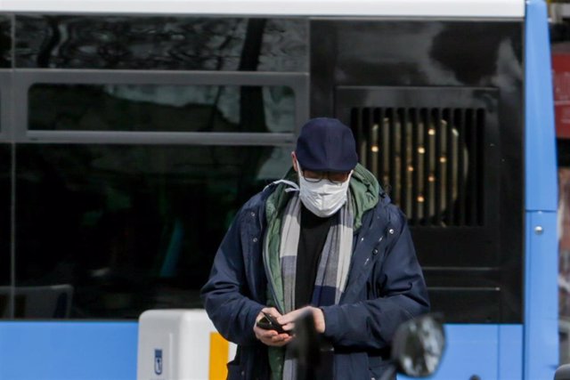 Un hombre lleva mascarilla para protegerse del coronavirus a 11 de marzo de 2020.