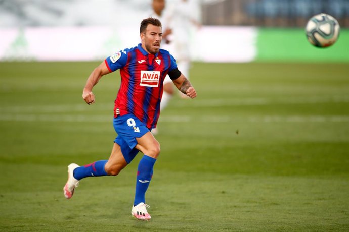 Sergi Enrich jugando con el Eibar