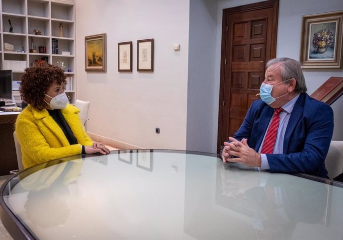 La presidenta de la Diputación de Huelva, María Eugenia Limón, se reúne con el presidente de la Asociación de Citricultores de Huelva, Lorenzo Reyes. 