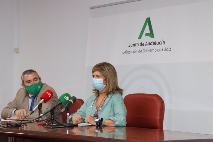 La delegada de Salud, Isable Paredes, con el de Educación, Miguel Andréu, en rueda de prensa