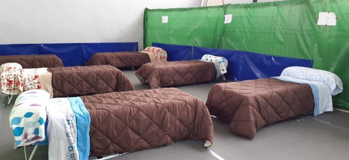 Dormitorio del albergue de temporeros habilitado en el pabellón Matías Prats