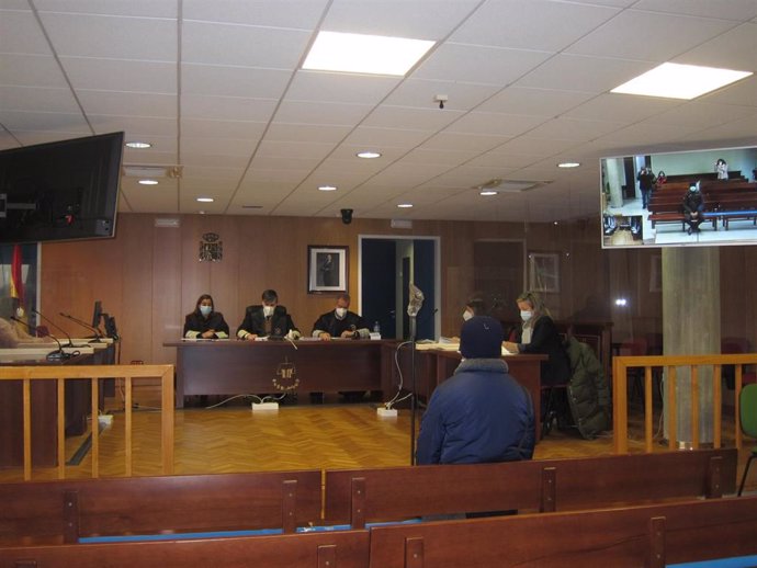 El acusado de abusar sexualmente de dos menores durante la vista celebrada en la sección quinta de la Audiencia Provincial de Pontevedra