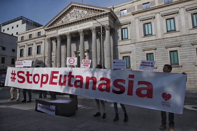 Protesta `StopEutanasia en contra de la despenalización de la eutanasia, en Madrid (España), a 11 de febrero de 2020.