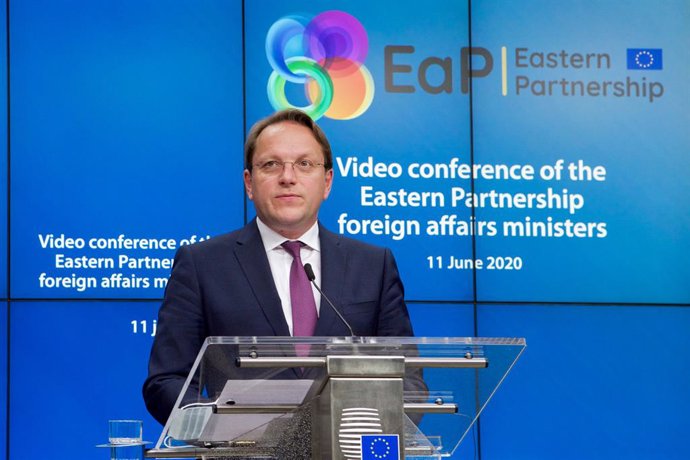 Oliver Varhelyi, comisario europeo de Ampliación, comparece ante la prensa en Bruselas