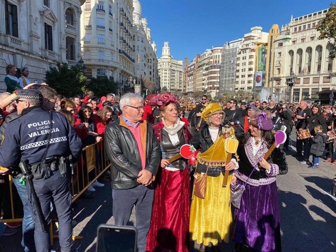 Las 'Magues de Gener' junto al alcalde de Valncia, Joan Ribó, en una imagen de archivo. 