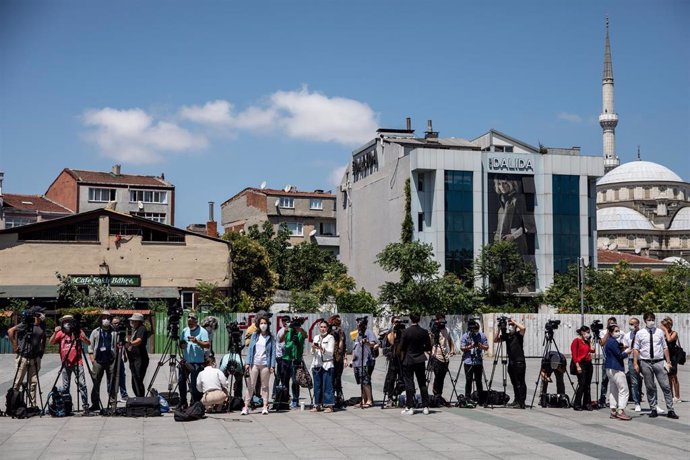 Periodistas esperan frente al juzgado en Turquía al final de la primera sesión del juicio por el asesinato de  Khashoggi.