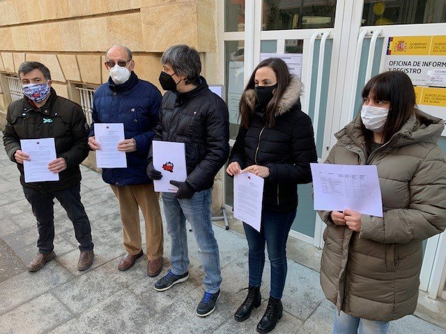 Representantes de Soria ¡Ya! entregan las firmas.