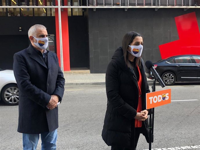 La presidenta de Ciudadanos, Inés Arrimadas, y el candidato de Cs a la Presidencia de la Generalitat de Cataluña, Carlos Carrizosa, atendiendo a los medios de comunicación en Barcelona.