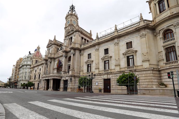 Fachada del Ayuntamiento de Valencia durante el segundo día laborable de la segunda semana desde que se decretó el estado de alarma en el país a consecuencia del coronavirus, en Valencia (Comunidad Valenciana) a 24 de marzo de 2020.