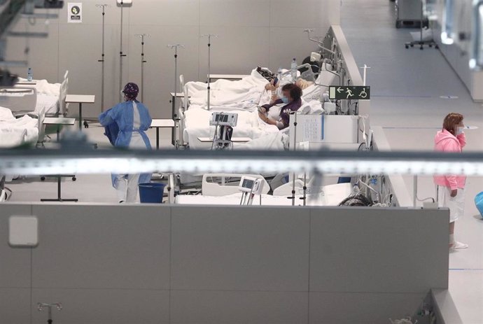 Varios pacientes en el interior de las instalaciones del Hospital Enfermera Isabel Zendal, en Madrid, (España), a 12 de enero de 2021. Hoy es el tercer día que se están administrando vacunas en este hospital después de que la gran nevada causada por la 