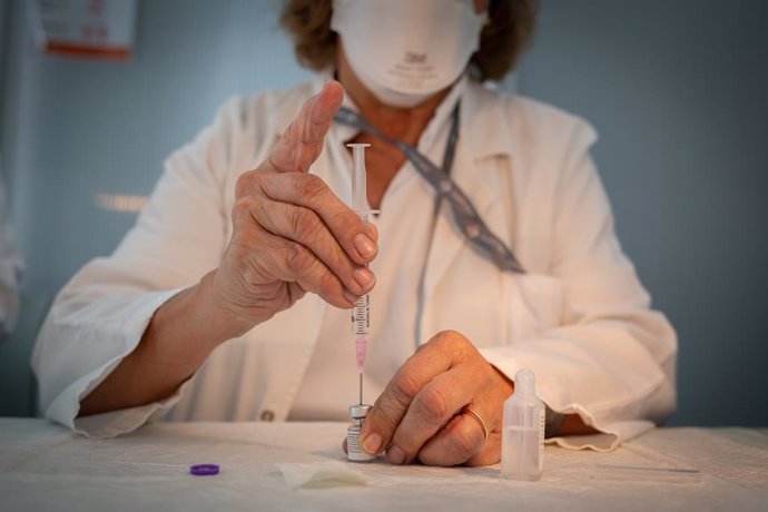 Una enfermera prepara la vacuna Pfizer-BioNtech contra el COVID-19 antes de administrársela a un profesional sanitario en el Hospital de la Santa Creu i Sant Pau de Barcelona, Catalunya (España), a 14 de enero de 2021. Hace diez días que se comenzó en l