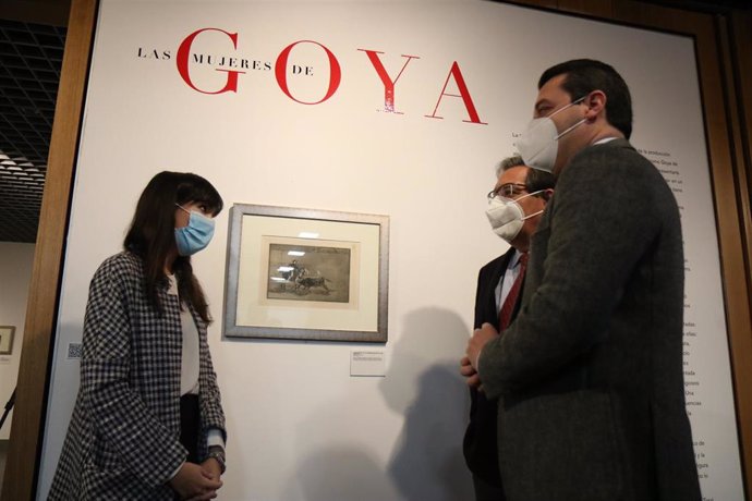 Antonio Pulido, José María Bellido y María Toral en la inauguración de la exposición 'Las mujeres de Goya' en la sede de la Fundación Cajasol en Córdoba.
