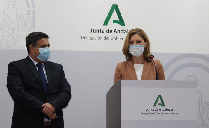 La secretaria general de Vivienda, Alicia Martínez, acompañada por el delegado de Fomento en Huelva, José Manuel Correa.