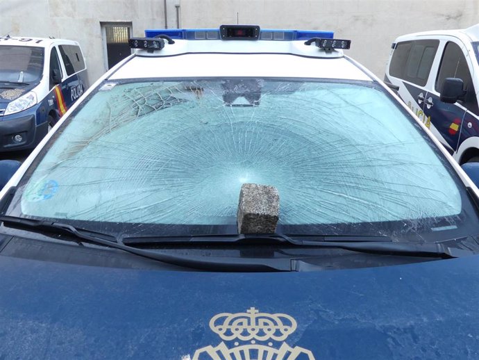 Luna del coche policial fracturada con el adoquín, en Salamanca.