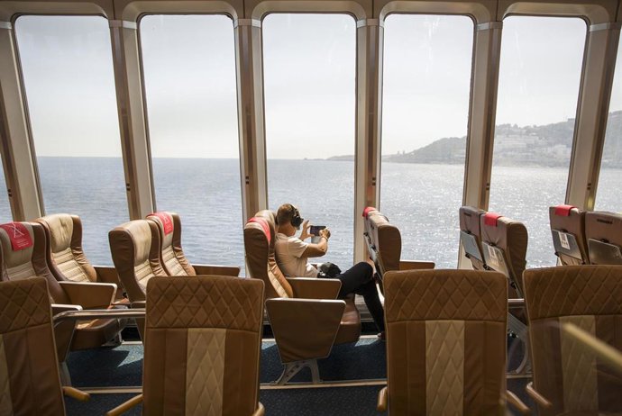 Un pasajero, en una imagen de archivo, a bordo de una de las navieras FRS, tras la reanudación de la ruta Algeciras-Ceuta en junio de 2020