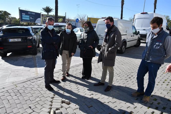 El alcalde de Tomares visita la avenida de la Arboleda, que se va a repavimentar